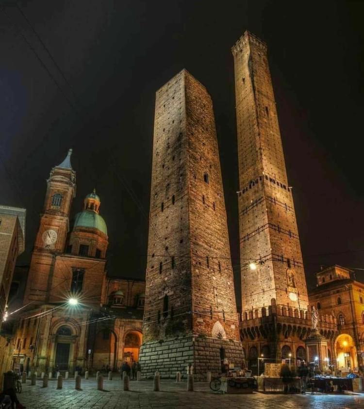 Home 2 Torri Bologna Bagian luar foto